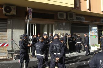 Lo sgombero di un appartamento occupato a Ostia