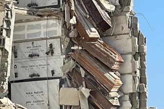 cimitero napoli resta chiuso bare vuoto