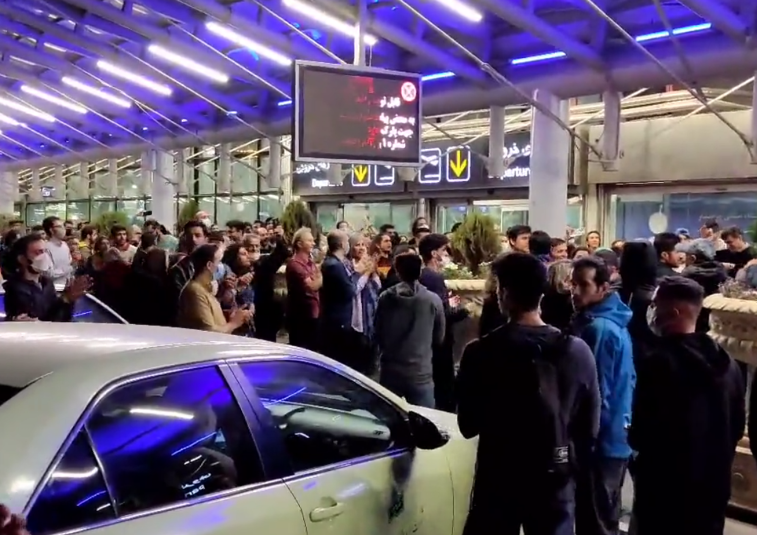 La folla all'aeroporto diTeheran per l'arrivo di Elnaz Rekabi&nbsp;