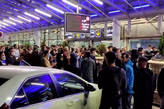 La folla all'aeroporto diTeheran per l'arrivo di Elnaz Rekabi&nbsp;