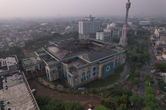 Le macerie della Grande Moschea di Giacarta