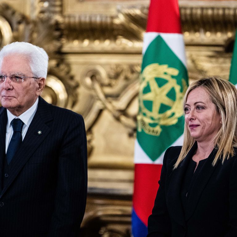 Meloni giura Colle sorrisi e collaborazione con Mattarella