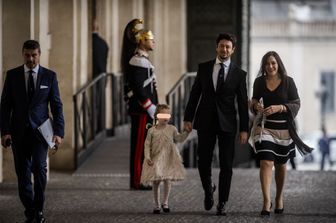 Il compagno di Giorgia Meloni, Andrea Giambruno, con la piccola Ginevra