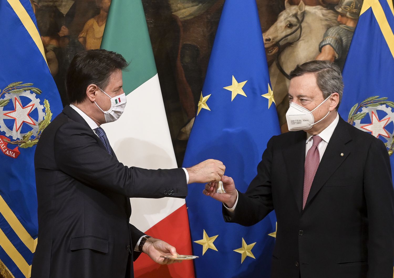 13/02/2021 - il presidente del Consiglio uscente Giuseppe Conte con Mario Draghi&nbsp;