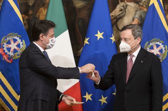 13/02/2021 - il presidente del Consiglio uscente Giuseppe Conte con Mario Draghi&nbsp;