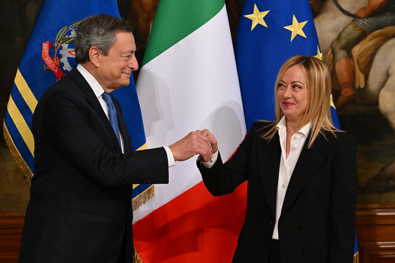 Mario Draghi e Giorgia Meloni alla consegna della campanella