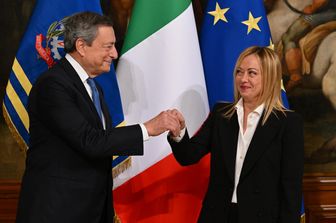 Mario Draghi e Giorgia Meloni alla consegna della campanella