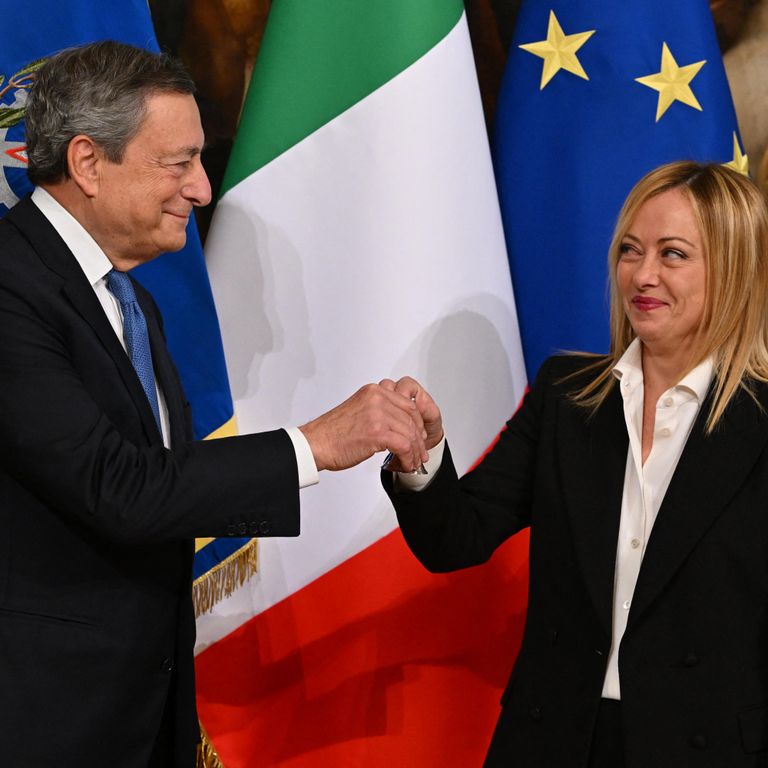 Mario Draghi e Giorgia Meloni alla consegna della campanella