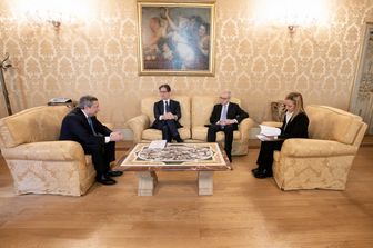 Mario Draghi a colloquio con Giorgia Meloni a Palazzo Chigi. Partecipano anche i due sottosegretari alla presidenza del Consiglio, uscente e entrante, Garofoli e Mantovano