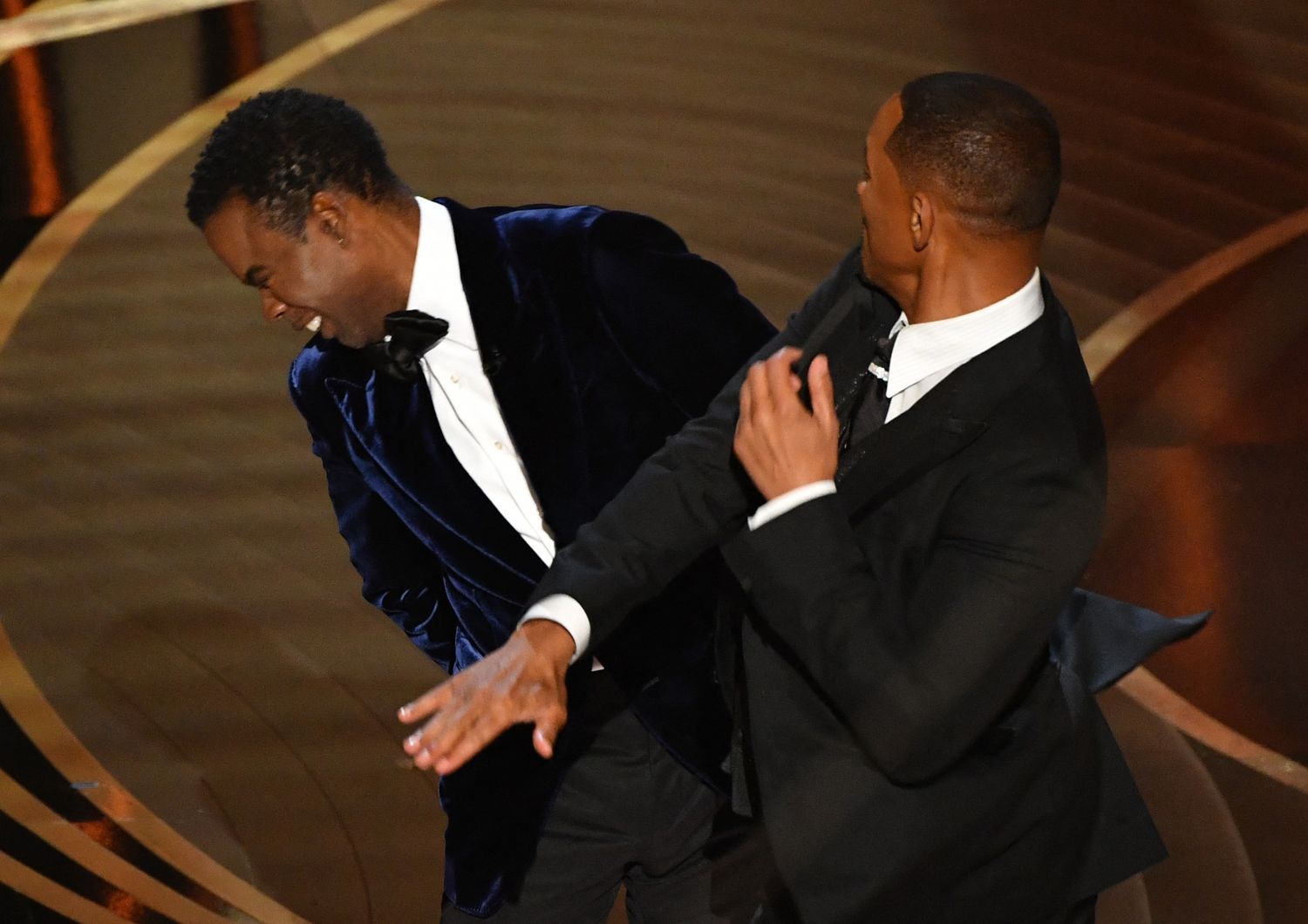 Will Smith prende a schiaffi Chris Rock durante la cerimonia degli Oscar del 2022