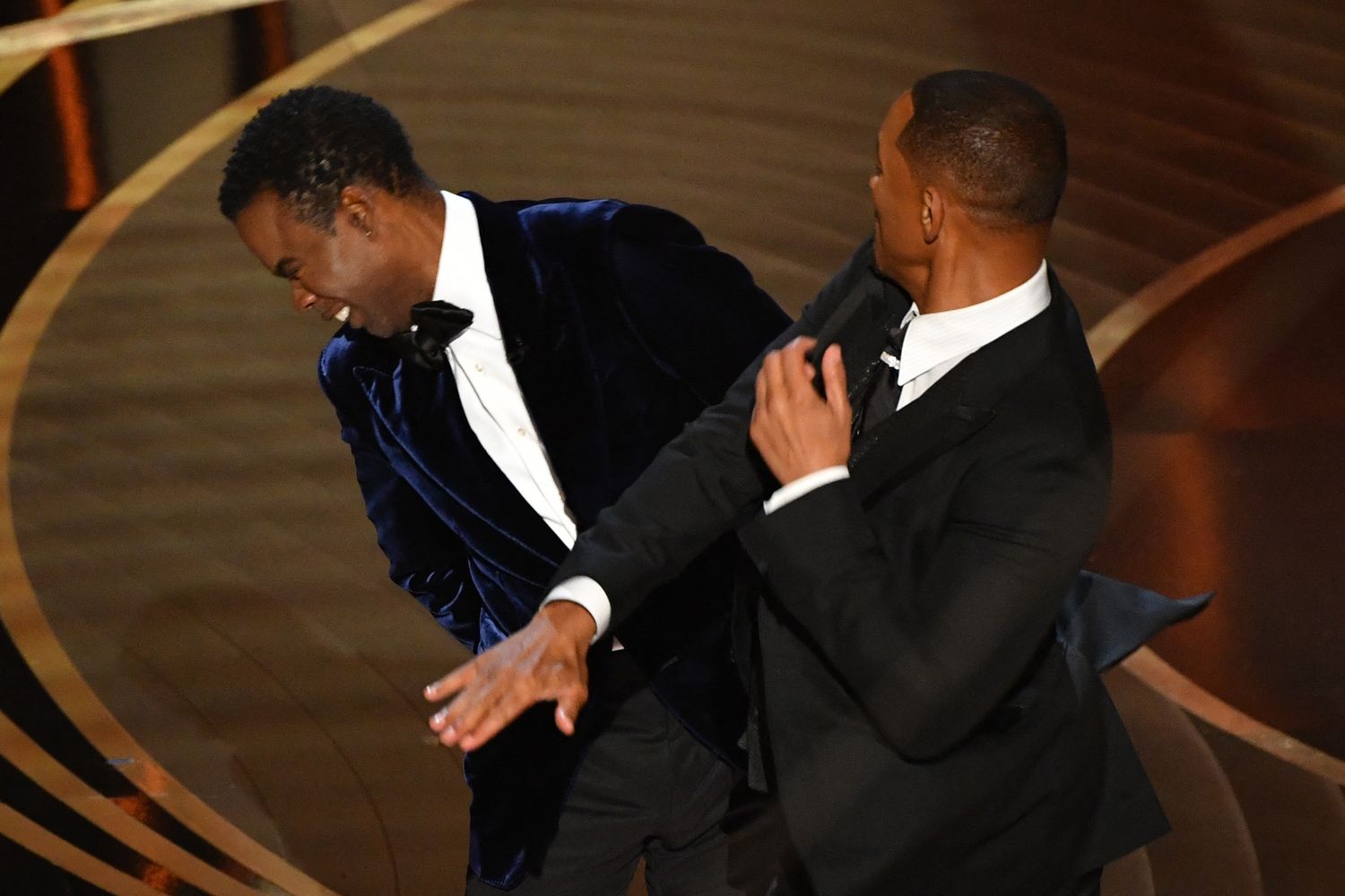 Will Smith prende a schiaffi Chris Rock durante la cerimonia degli Oscar del 2022