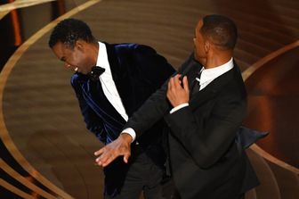 Will Smith prende a schiaffi Chris Rock durante la cerimonia degli Oscar del 2022