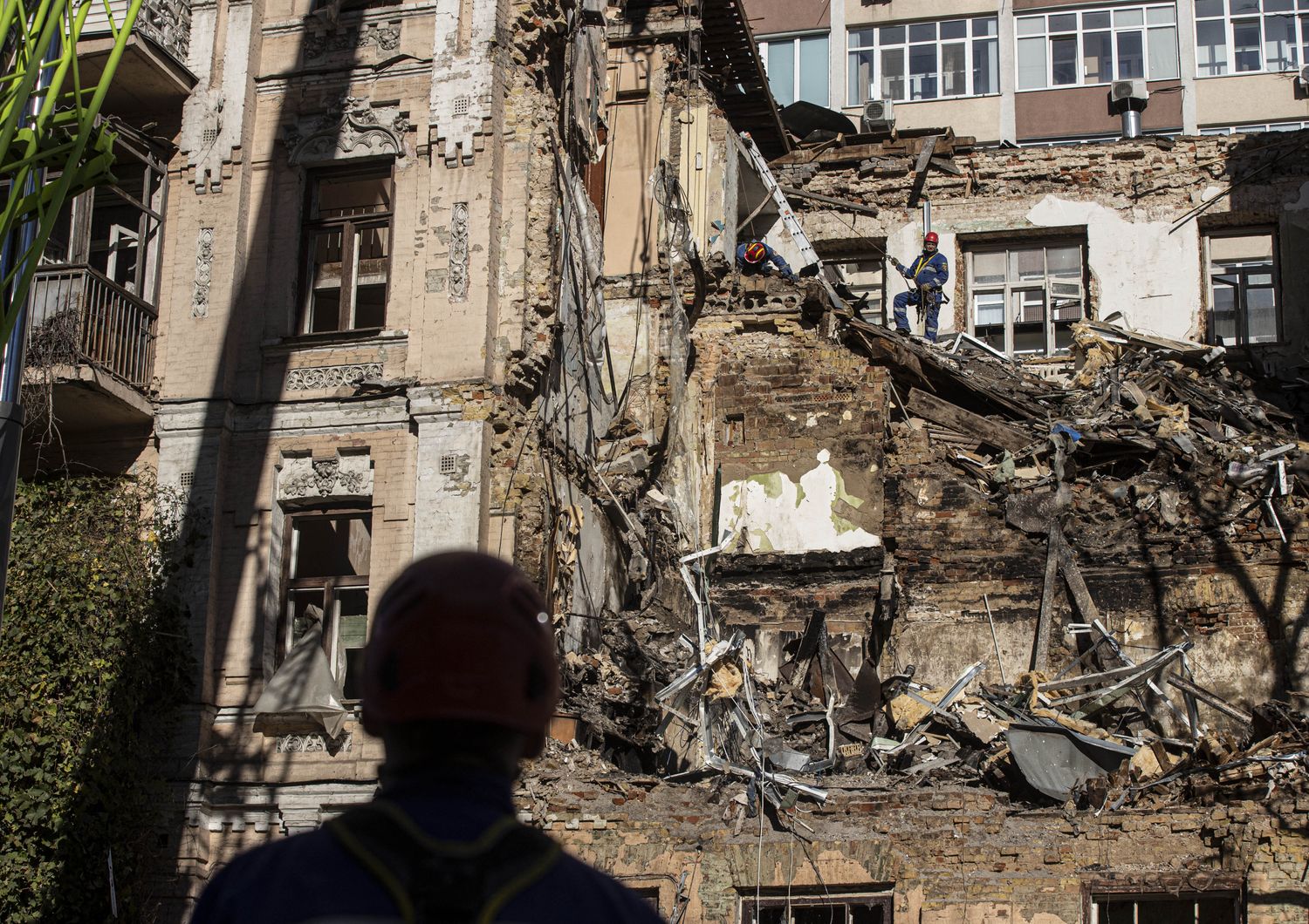 Un edificio distrutto da un bombardamento con i droni in Ucraina