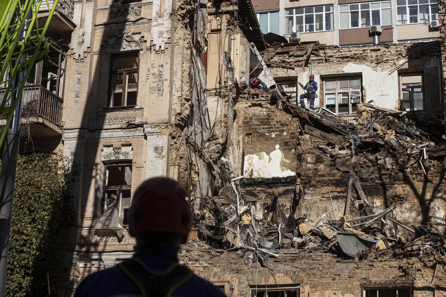 Un edificio distrutto da un bombardamento con i droni in Ucraina