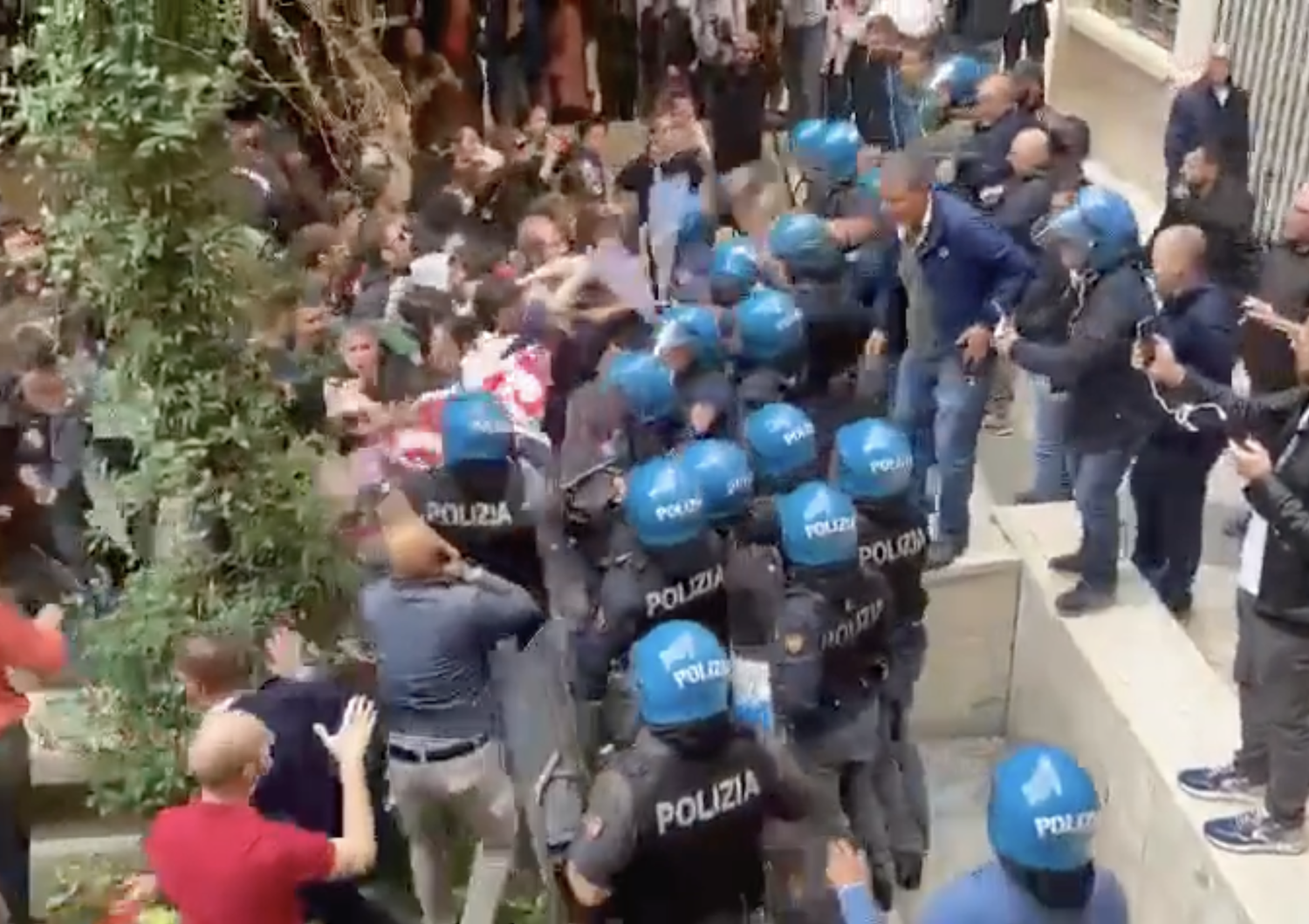 Gli scontri alla Sapienza tra studenti e polizia