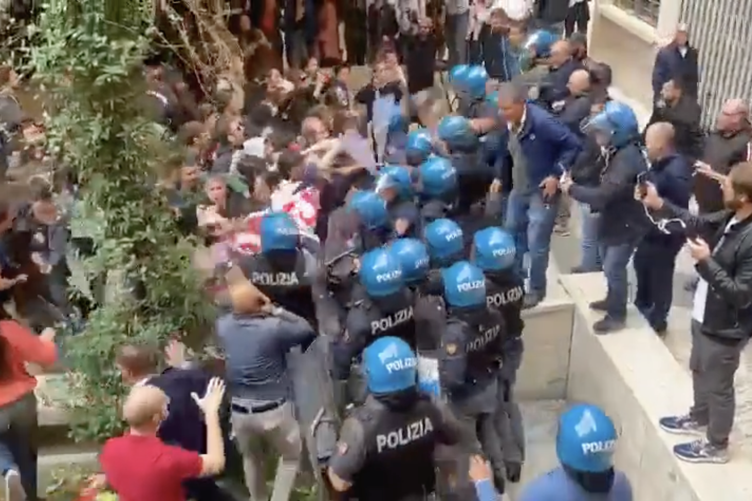 Gli scontri alla Sapienza tra studenti e polizia