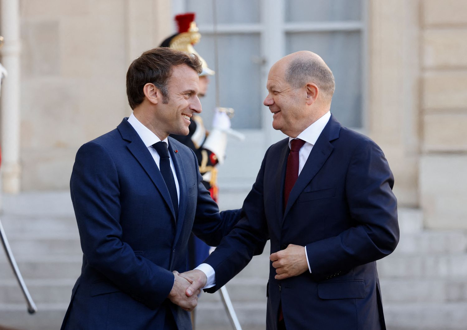 Emmanuel Macron riceve all'Eliseo Olaf Scholz