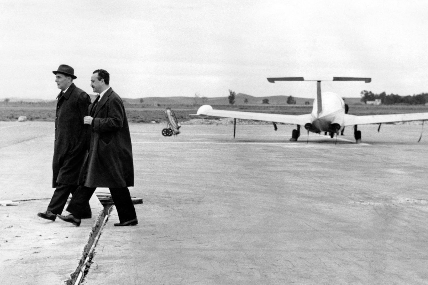 Enrico Mattei all'aeroporto di Gela con il presidente dell'Ars