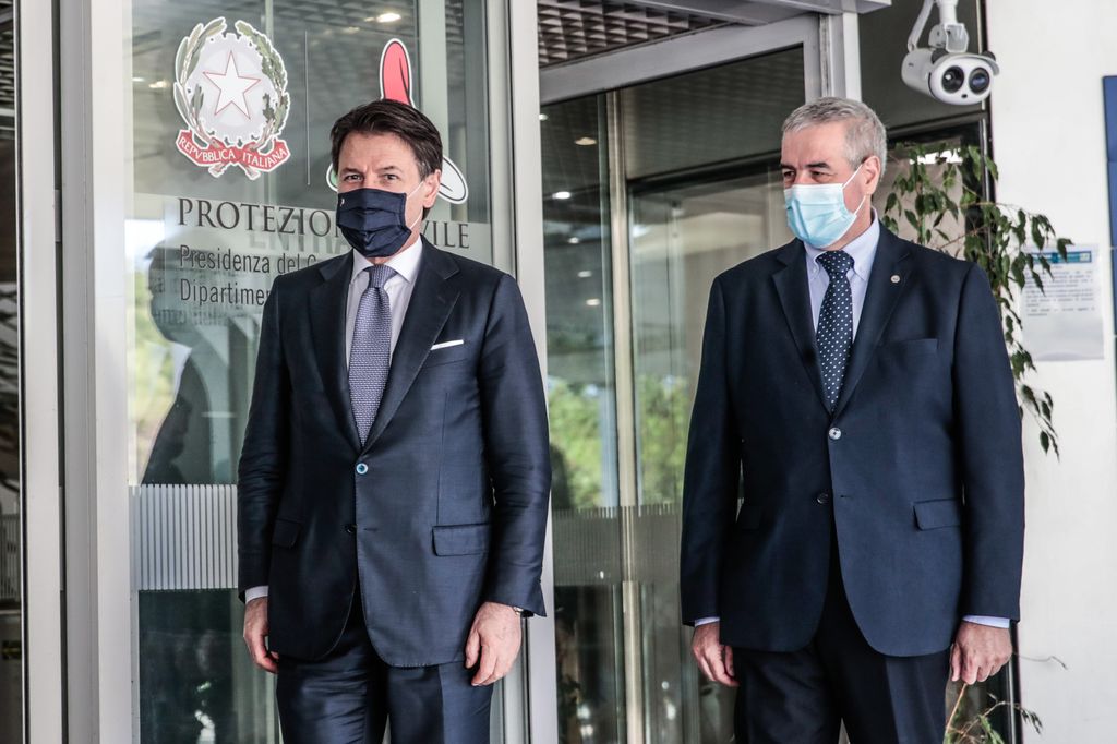 L'ex premier Giuseppe Conte e l'ex capo della Protezione Civile Angelo Borrelli&nbsp;