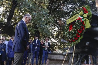 Enrico Letta rende omaggio alla memoria di Giacomo Matteotti davanti monumento sul lungotevere