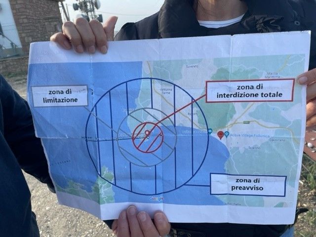 Una attivista mostra la mappa delle zone di rischio&nbsp;