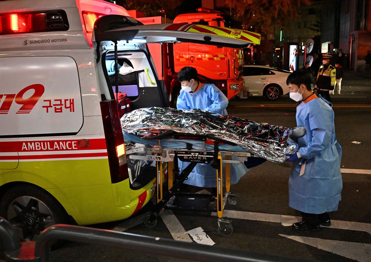 Un ferito viene messo su un'ambulanza