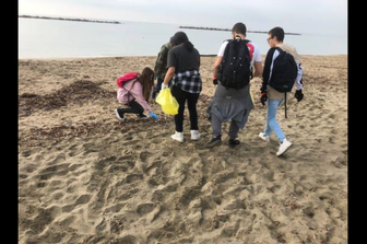 I ragazzi della 'Renzo Levi' puliscono la spiaggia di Santa Marinella