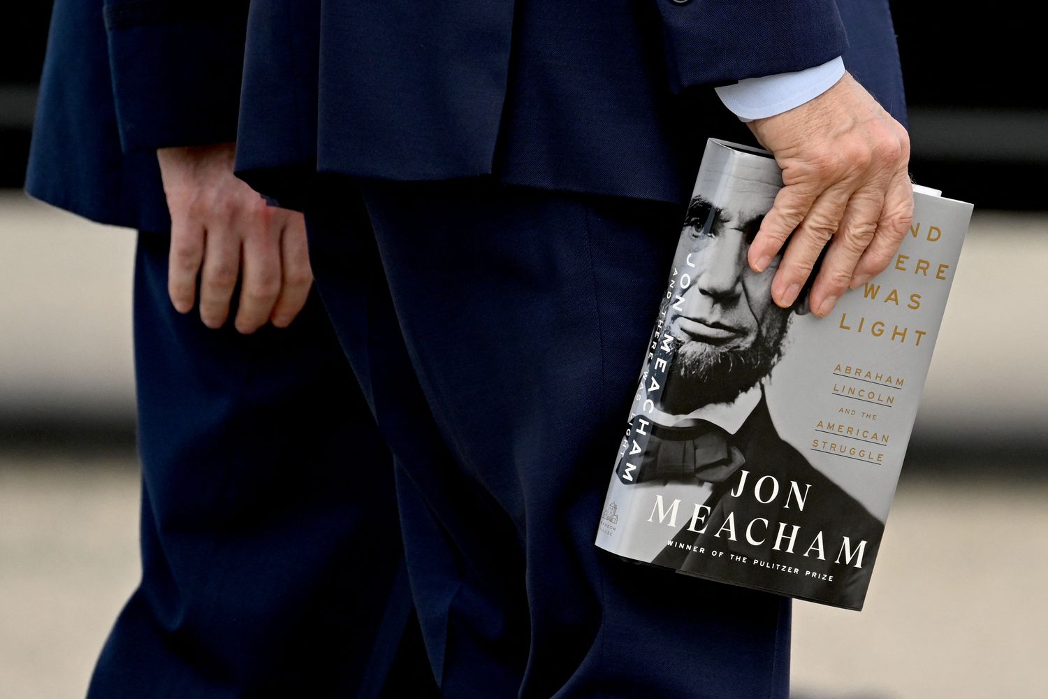 Joe Biden sale sull'Air Force One con in mano la biografia di Lincoln