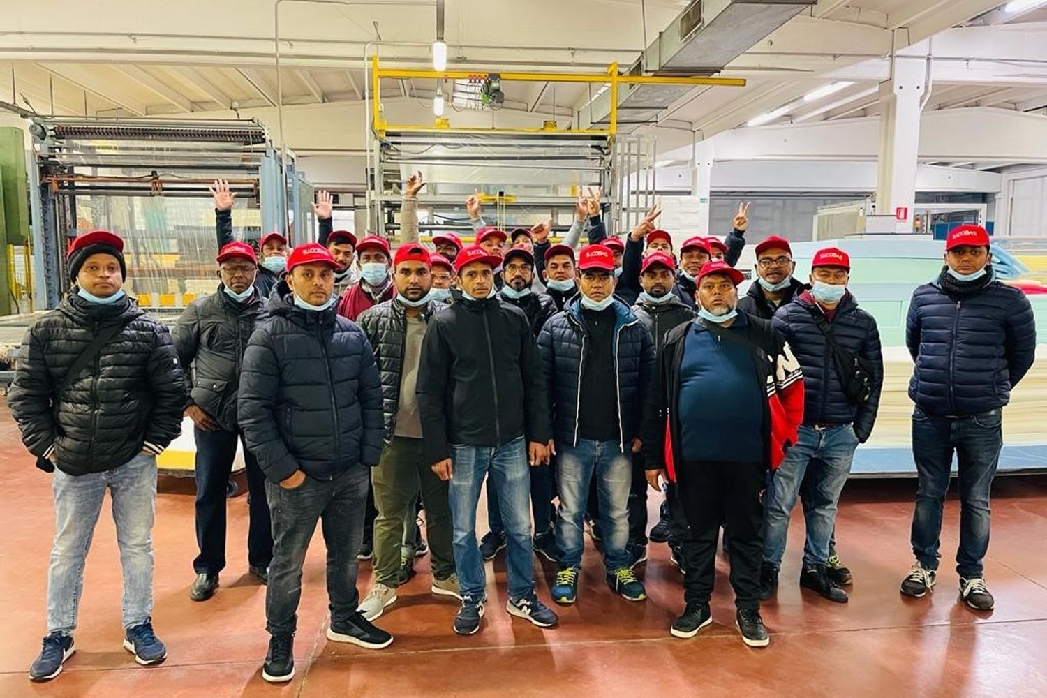 Gli operai che protestano nella fabbrica della Vefer