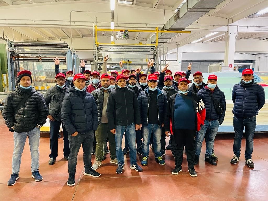 Gli operai che protestano nella fabbrica della Vefer