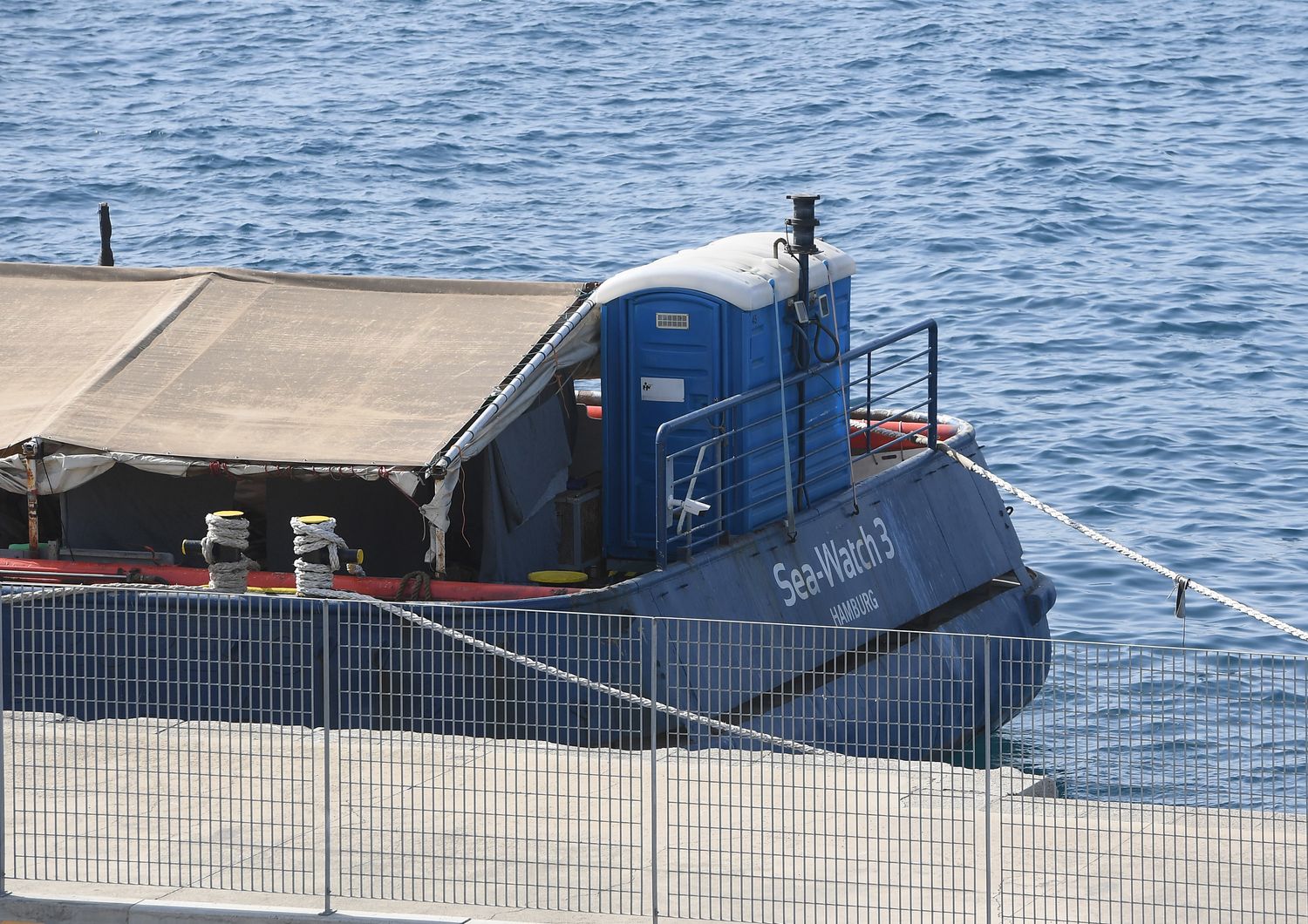 Migranti: due navi ong entrano in acque territoriali italiane