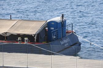 Migranti: due navi ong entrano in acque territoriali italiane