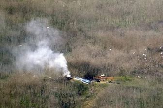 I resti dell'elicottero precipitato nel Foggiano