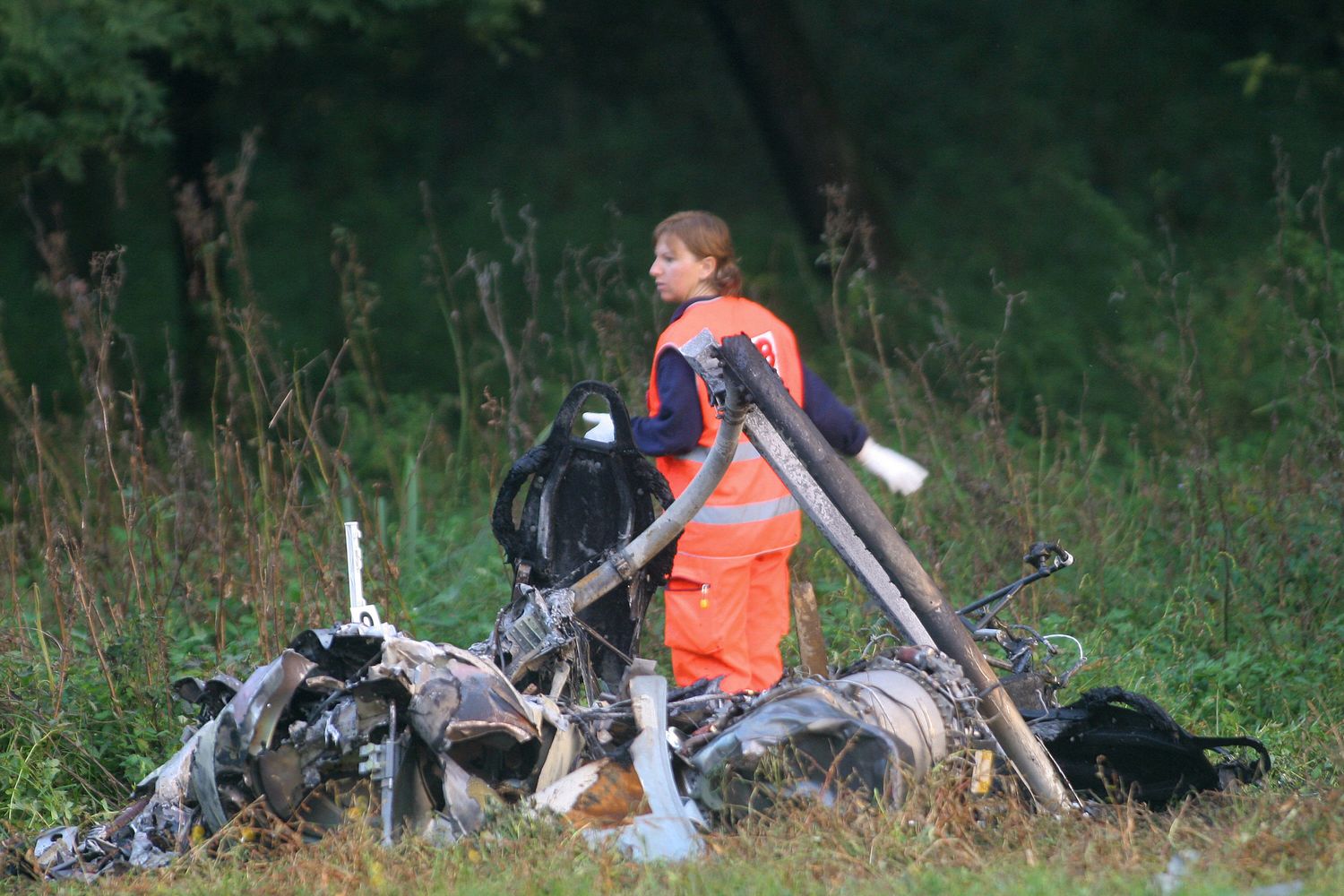 I resti di un elicottero precipitato sulle rive del Lago di Como