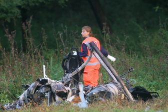 I resti di un elicottero precipitato sulle rive del Lago di Como