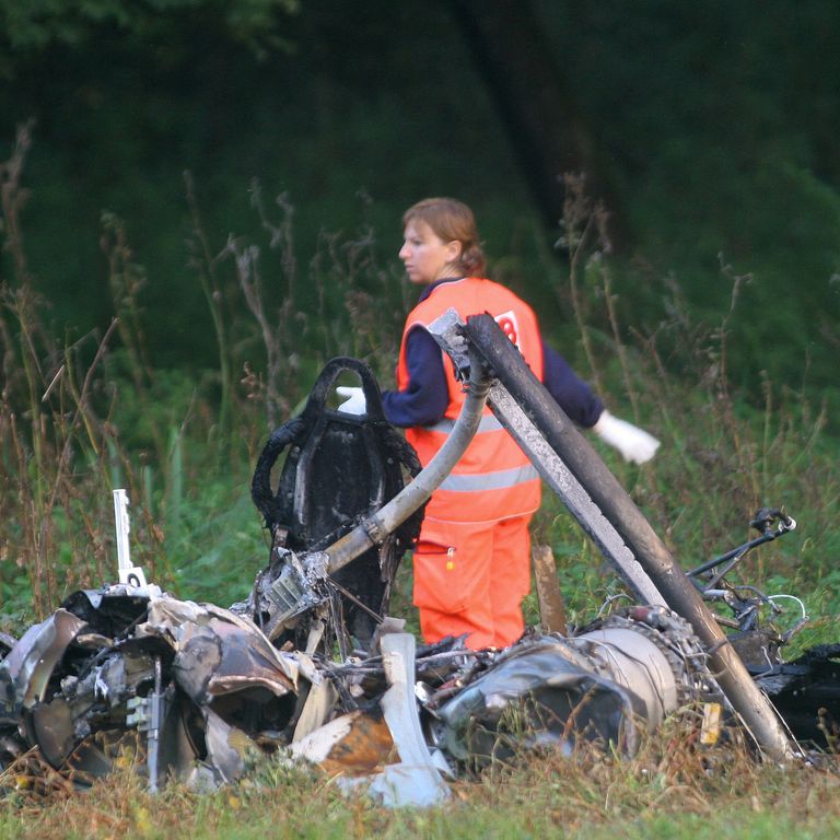 I resti di un elicottero precipitato sulle rive del Lago di Como