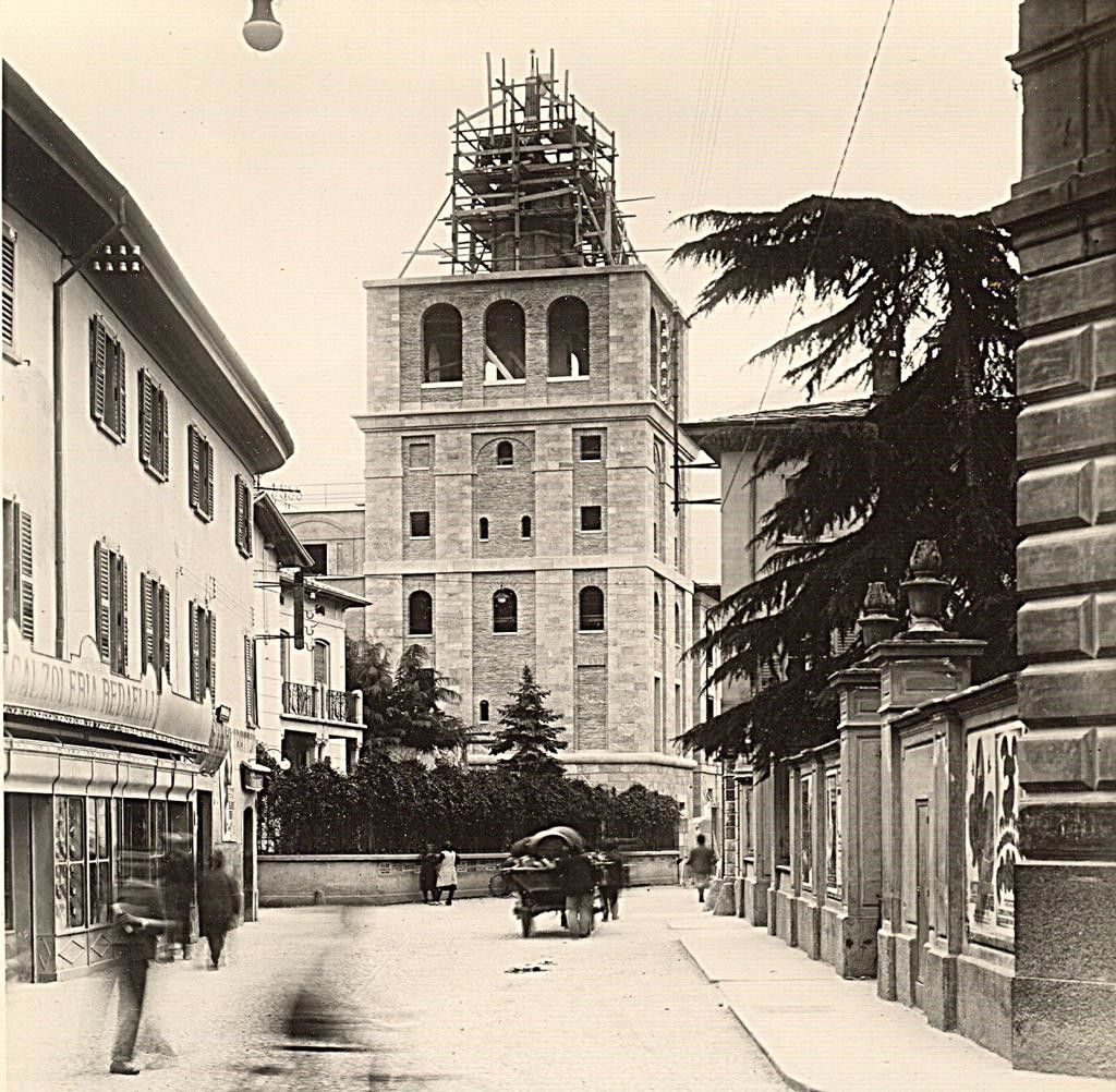 La calzoleria Redaelli, sulla sinistra, in una foto degli anni '20 del secolo scorso