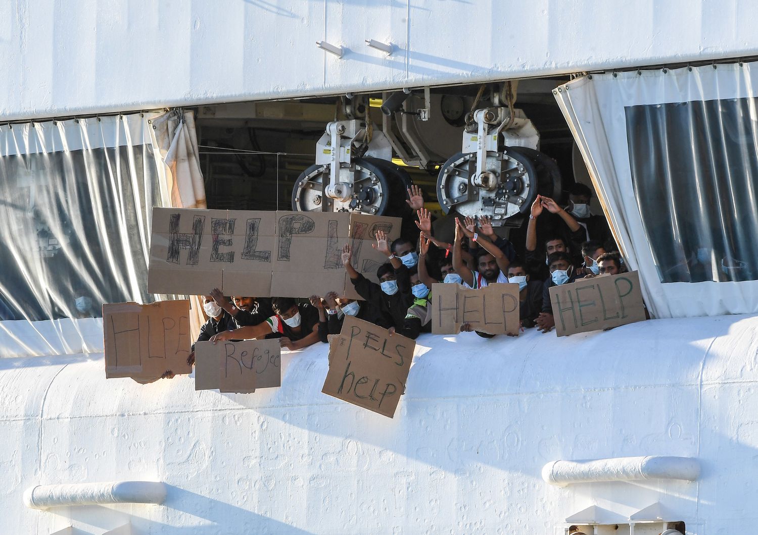 I migranti fermi al porto di Catania