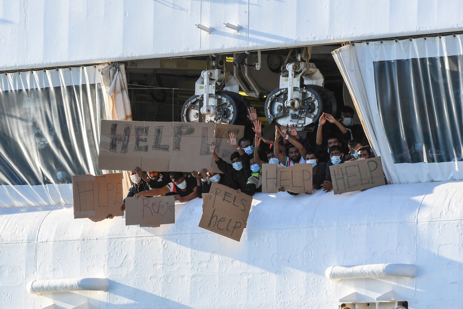 I migranti fermi al porto di Catania