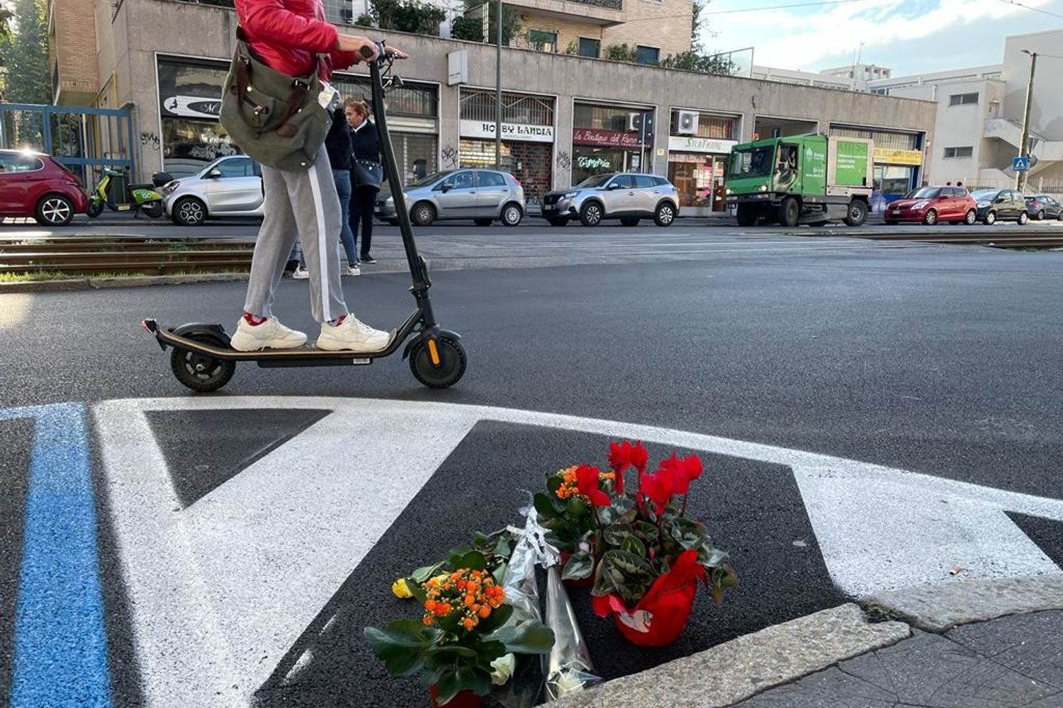 Il luogo dell'incidente in cui ha perso la vita un quattordicenne, travolto da un tram