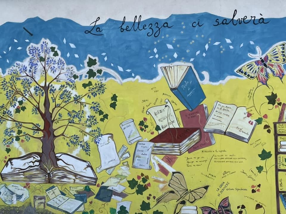 &quot;La bellezza di ci salver&agrave;&quot; si legge in murale nel borgo di San Lorenzo