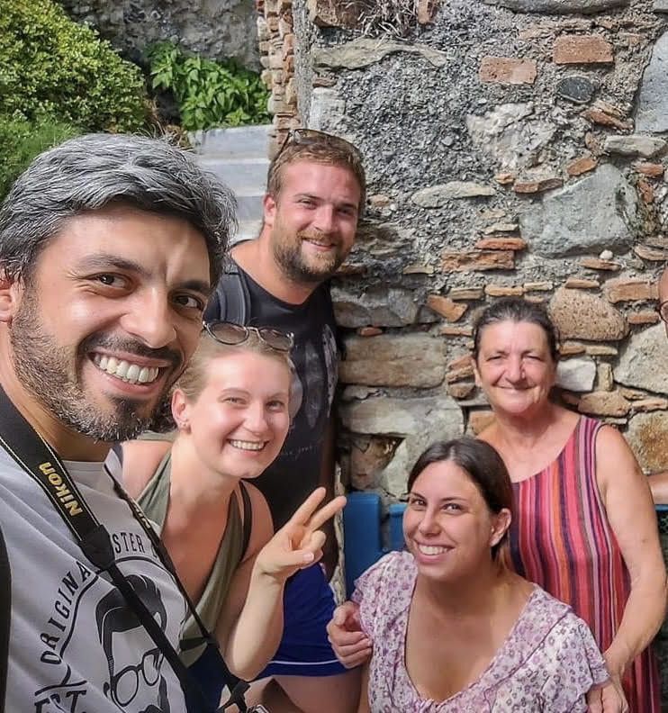 Rossella, in alto a destra, la 'resistente' di Pentedattilo, con un gruppo di viandanti