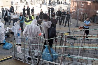 Sbarco dei migranti dalla Ocean Viking a Tolone&nbsp;