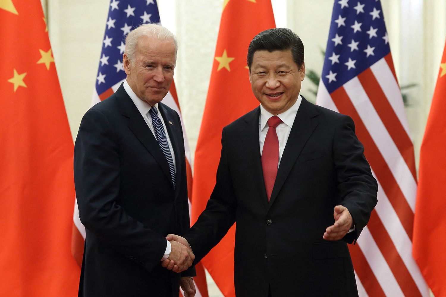 Joe Biden e Xi Jinping a Pechino nel 2013