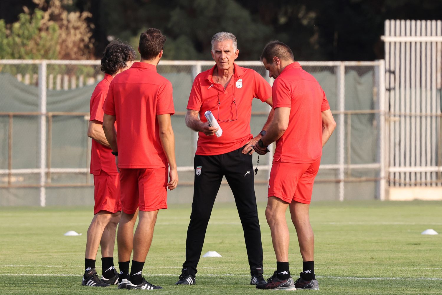 II Ct della nazionale iraniana Carlos Quieroz a colloquio con alcuni giocatori