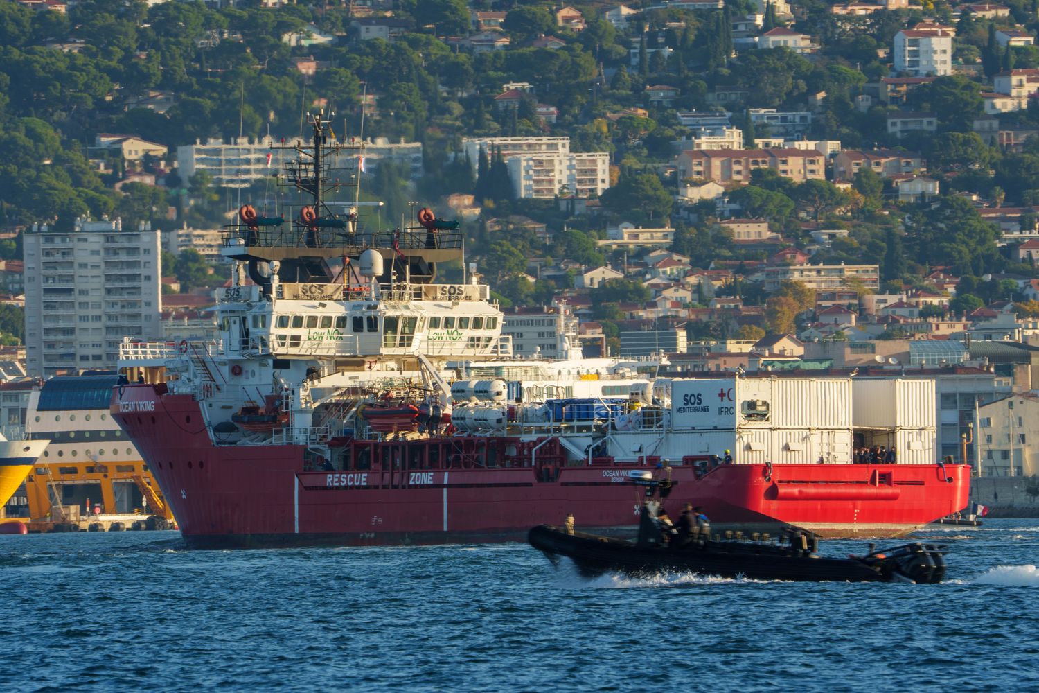 L'arrivo della Ocean Viking a Tolone