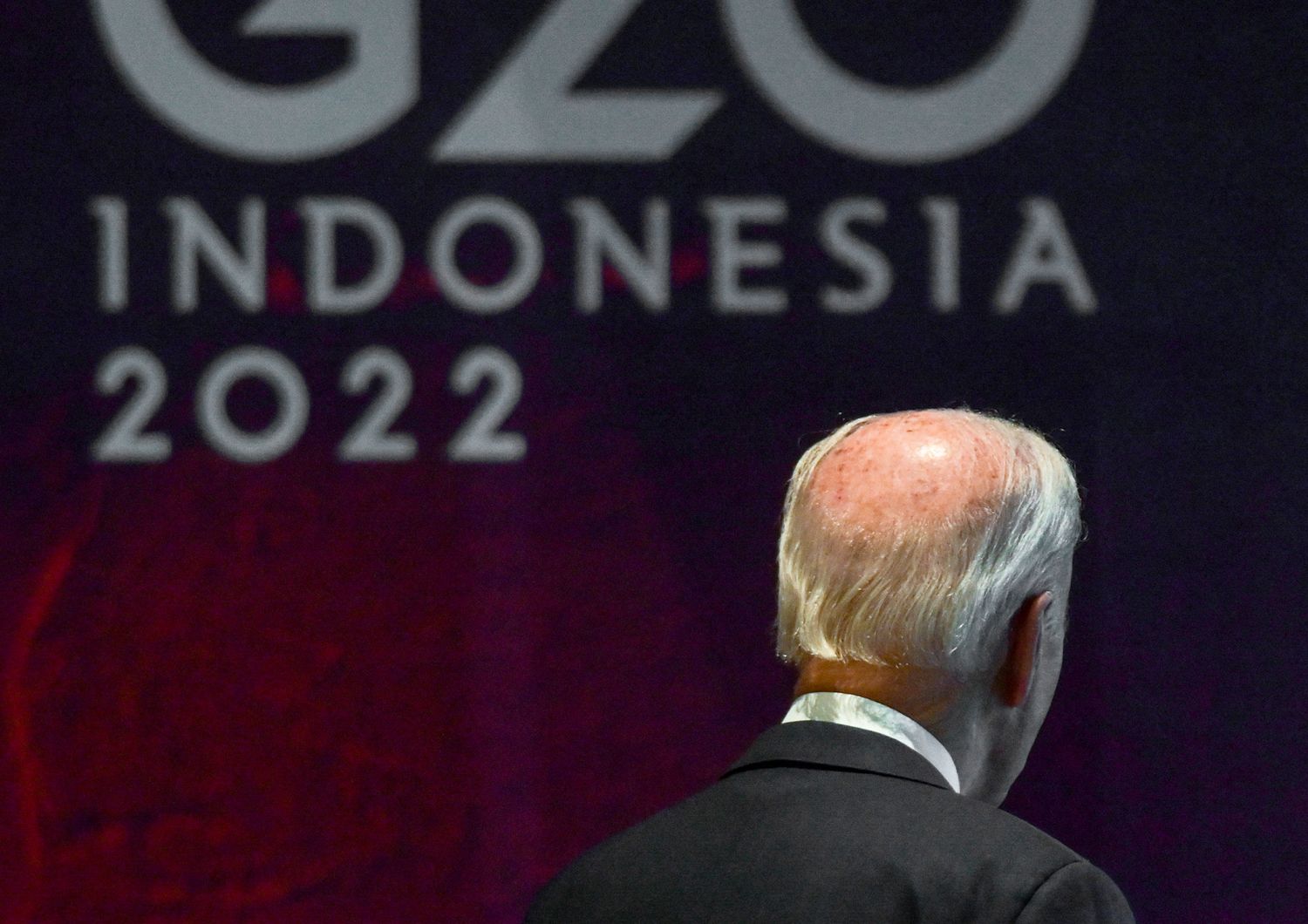 Il presidente degli Stati Uniti Joe Biden lascia la prima sessione durante il vertice del G20 a Nusa Dua, sull'isola indonesiana di Bali&nbsp;