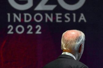 Il presidente degli Stati Uniti Joe Biden lascia la prima sessione durante il vertice del G20 a Nusa Dua, sull'isola indonesiana di Bali&nbsp;