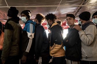 Migranti presenti sulla Ocean Viking al porto di Tolone