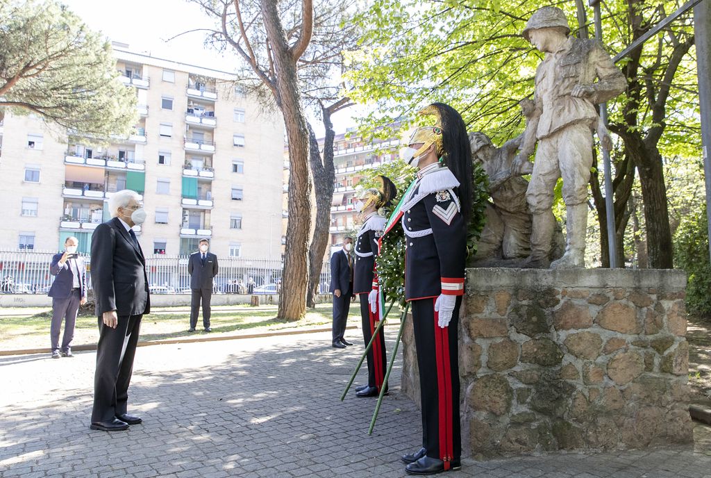 Il Capo dello Stato Sergio Mattarella al monumento in ricordo del rastrellamento del Quadraro